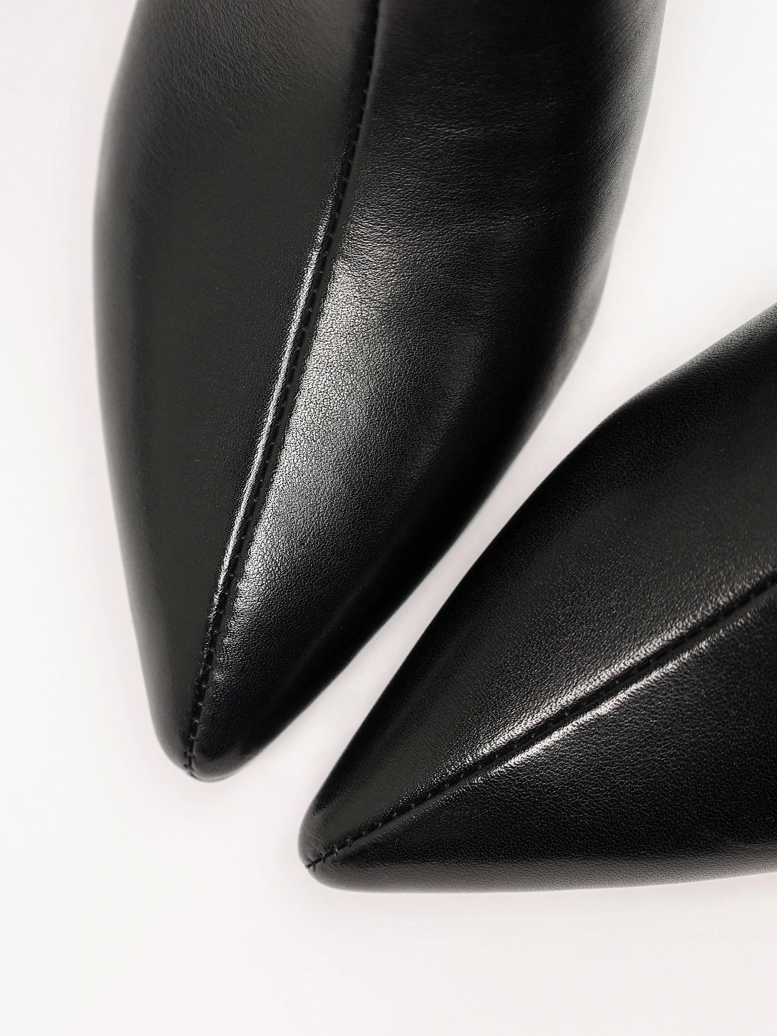 Сапоги черного цвета на среднем каблуке